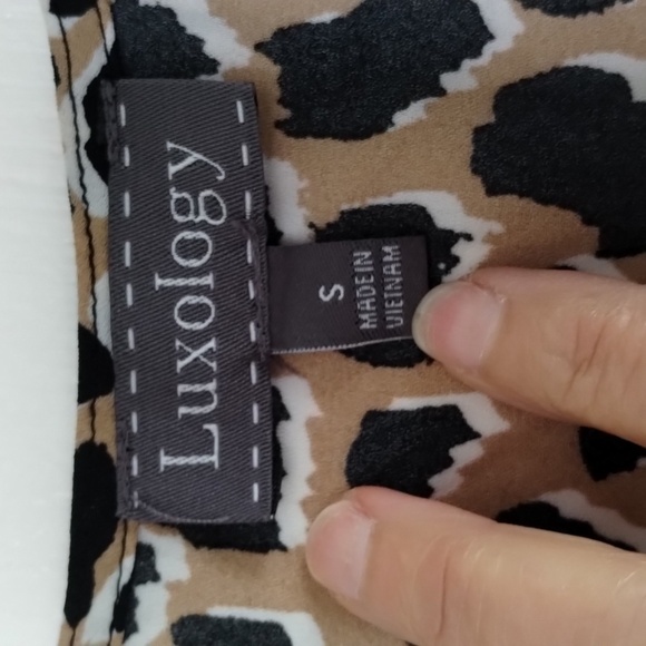 Luxology leopard print w/red trim sleeveless v-neck blouse size small - Picture 4 of 7